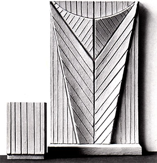 <span style="font-weight: bold">Relief für die Friedhofkapelle Werste, Westf.</span><br />Sichtbetonrelief mit Rednerpult  (B. 2,6 m x H. 4,2 m) <br />Ausführung: Werkstatt Günther Bode, Hannover –  1969
