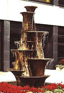 <span style="font-weight: bold">Quellbrunnen für die Kurgasthaus-Terrasse, Bad Lauterberg / Harz</span><br />Messing, getrieben, geschweißt, patiniert  (H. 3,2 m);<br />Ausführung: Kunstschlosser Hilko Schumerus  –  1974
