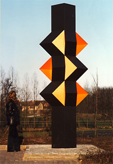 <span style="font-weight: bold">>Walsroder Stele<, Schulzentrum Walsrode / Südheide  </span><br />Stahl, geschweißt;  zweifarbig Einbrennlackierung (H. 5,2 m) <br />Metallarbeiten: Firma Moritz, Ronnenberg / Hann. –  1974