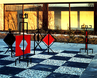 <span style="font-weight: bold">>Windspiel<  Schachspiel-Figuren </span><br />Prototypen des Windspiels; Stahl, lackiert; Metallarbeiten: Hilko Schumerus. <br />Ankauf von der Seniorenresidenz in Geismar, Göttingen (Foto) –  1974