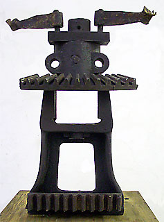 <span style="font-weight: bold">Wächter</span>   - 2008<br />gebaut mit Stahlfundstücken aus der alten Mälzerei Berlin-Pankow - <br />H: 58 cm;  B: 38 cm; T: 16 cm